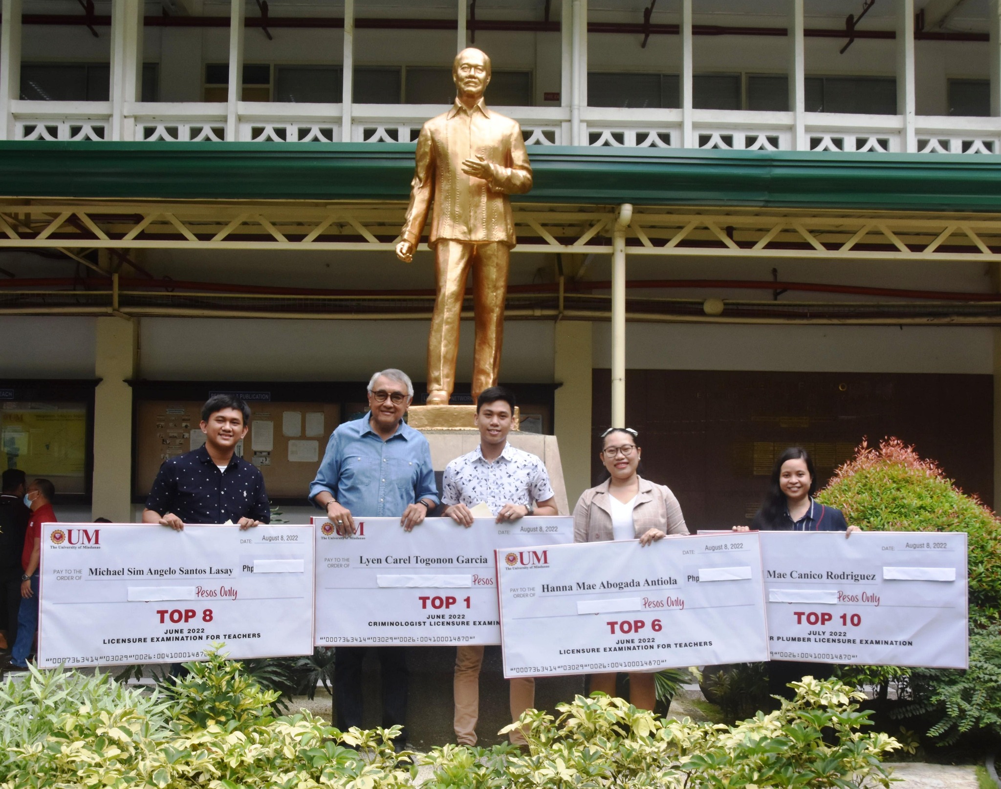 Dr. Torres issues cash incentives to recent licensure exam topnotchers